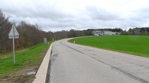 <p>Die Regionalstraße N669 (Rurstraße) zwischen dem Kreisverkehr „Panzer“ am Lager Elsenborn und Kalterherberg.</p>