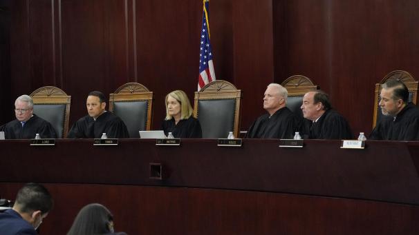 <p>Die Richter des Obersten Gerichtshofs von Arizona, William G. Montgomery (l-r), John R. Lopez IV, die stellvertretende Oberste Richterin Ann A. Scott Timmer, der Oberste Richter Robert M. Brutinel, Clint Bolick und James Beene, hören sich am 20. April 2021 in Phoenix die mündlichen Ausführungen an.</p>