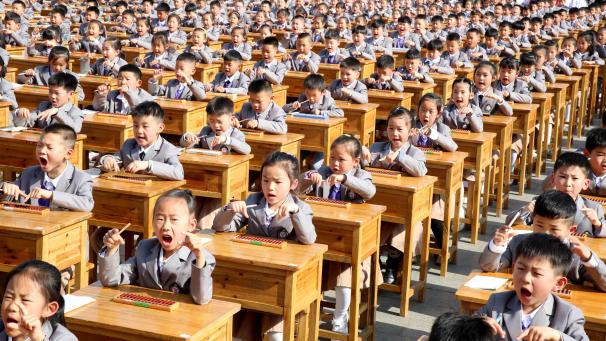 <p>Schüler und Schülerinnen üben im Freien das Rechnen mit Hilfe von Rechenschiebern an der Donghai County Grundschule in Lianyungang.</p>