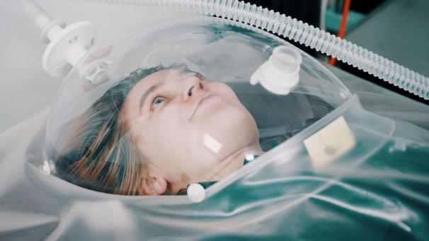 <p>Bei einer Studienteilnehmerin werden im Deutsche Zentrum für Luft- und Raumfahrt (DLR) über die Atemluft Veränderungen des Stoffwechsels gemessen.</p>