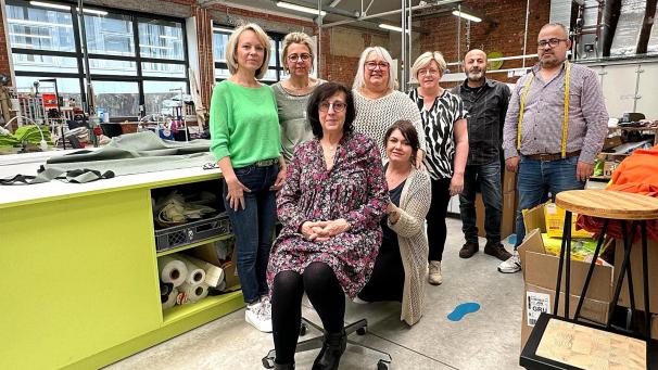 <p>Näherin Josée Geron (vorne), hier mit ihren Kollegen aus dem Nähatelier, kann auf eine knapp 40-jährige Karriere bei der „Alternative“ blicken.</p>