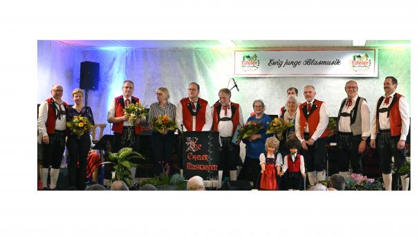 <p>Bei den musikalischen Darbietungen der „Eifeler Musikanten“ kam das Publikum voll auf seine Kosten. Ebenso wurden langjährige Ensemblemitglieder geehrt.</p>