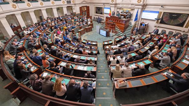 <p>in der Kammer müssen in den verbleibenden vier Wochen bis zu ihrer Auflösung müssen in der Kammer noch einige heiße Eisen geschmiedet werden.</p>