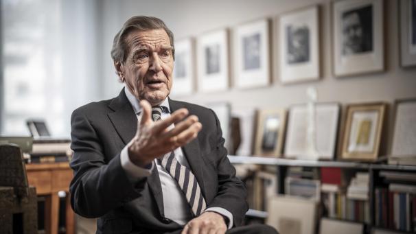 <p>Gerhard Schröder, Bundeskanzler von 1998 bis 2005, aufgenommen in seiner Kanzlei.</p>