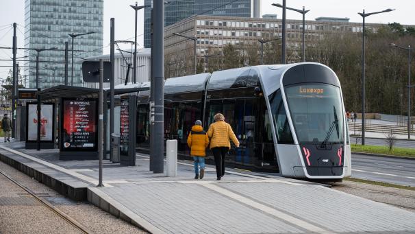 <p>Eine Tram der Stadt Luxemburg steht an der Haltestelle Pfaffenthal-Kirchberg.</p>