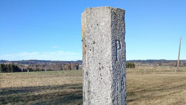 <p>Einer der noch gut erhaltenen Grenzsteine entlang der früheren preußisch-belgischen Grenze nahe Maldingen und Aldringen.</p>