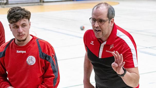 <p>Erst in Gent den Klassenerhalt perfekt machen, dann das letzte Heimspiel genießen: Geht der Plan von Bruno Thevissen (r.) auf?</p>