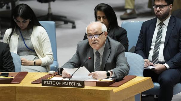 <p>Riyad Mansour, Botschafter der Palästinensischen Gebiete bei den Vereinten Nationen, spricht während einer Sitzung des Sicherheitsrates im Hauptquartier der Vereinten Nationen in New York.</p>