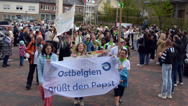 <p>Fröhliche Heimkehr aus Rom: Tanzend und singend zogen die Ministranten von der Bischöflichen Schule über die Klosterstraße, Major-Long-Straße zur St.Vither Pfarrkirche.</p>