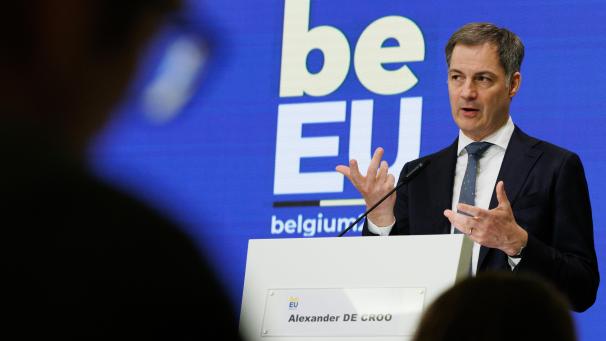 <p>Premier De Croo bei der Pressekonferenz am Freitagmorgen in Brüssel</p>