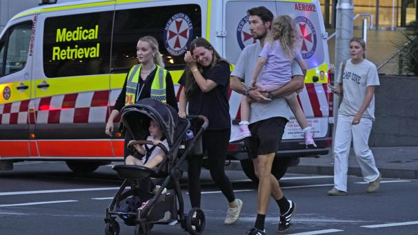 <p>Menschen werden aus dem Westfield-Einkaufszentrum geführt, in dem mehrere Menschen niedergestochen wurden.</p>