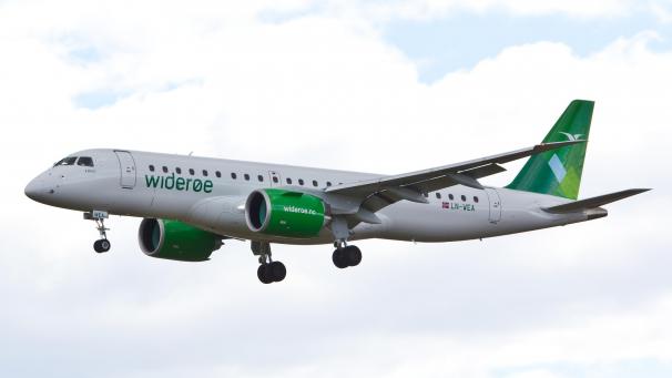 <p>Eine Widerøe-Maschine in der Luft</p>