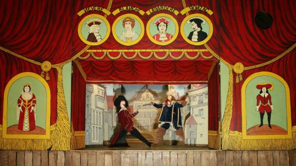 <p>Die Klassiker werden überwiegend auf Französisch, manchmal aber auch auf Niederländisch oder Brüsseler Mundart aufgeführt.</p>