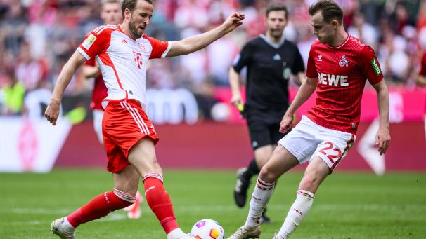 <p>Münchens Harry Kane (links) in Aktion gegen Kölns Jacob Christensen (rechts)</p>