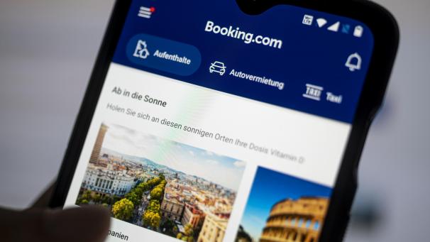 <p>Auf einem Smartphone ist die App des Reiseportals Booking.com zu sehen.</p>