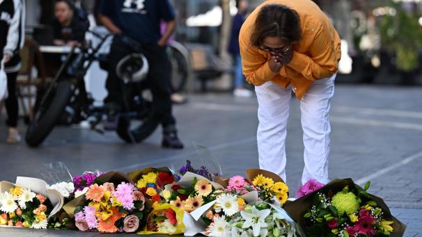 <p>Anwohner legen Blumen am Tatort eines Messerangriffs in Bondi Junction nieder.</p>