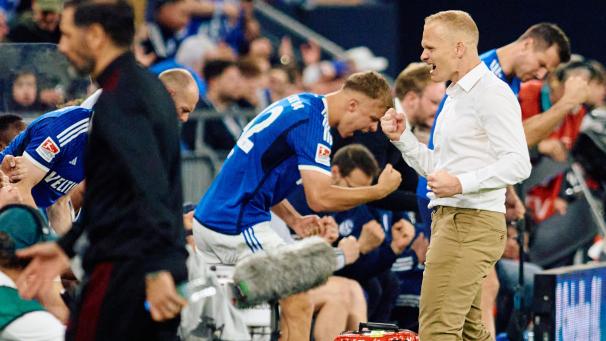 <p>Schalkes Trainer Karel Geraerts (rechts) jubelt beim Schlusspfiff.</p>
