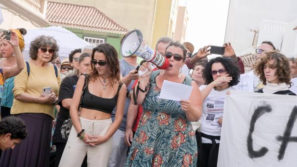 <p>Mit Protesten und einem Hungerstreik wird ein Baustopp für das Hotel am Strand von La Tejita und für die Ferienanlage „ Cuna del Alma“ im kleinen Hafen von Adeje, beide auf Teneriffa, gefordert.</p>