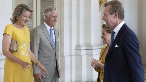 <p>Königin Mathilde, König Philippe, Großherzogin Maria Teresa und Großherzog Henri (v.l.) 2023 zu Besuch im Schloss Laeken.</p>