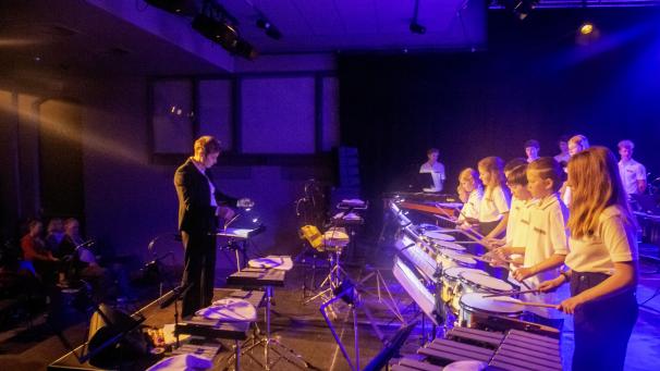 <p>Die Drumband der Kgl. Harmonie Eupen lässt die Achtziger im Alten Schlachthof wieder aufleben.</p>