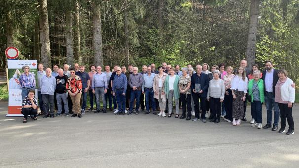 <p>Gruppenbild der Geehrten: In den letzten beiden Jahren 58 Personen 1.620 Mal Blut gespendet.</p>