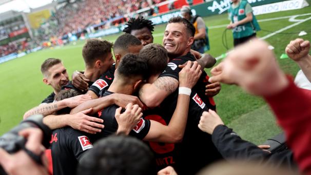 <p>Leverkusens Florian Wirtz (unten/2.v.r.) wird nach seinem Tor zum 3:0 von den Teamgefährten umjubelt.</p>