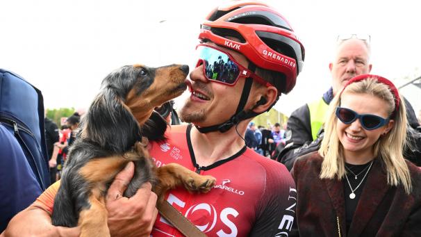 <p>Thomas Pidcock feiert den Sieg beim Amstel Gold Race.</p>