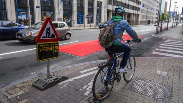 <p>Ein Radfahrer ist auf der Rue de la Loi in Brüssel unterwegs.</p>