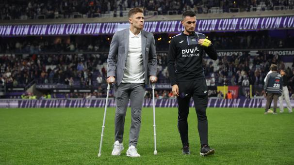 <p>Thorgan Hazard (links) war nach dem Derbysieg gegen Union am Sonntag auf Krücken angewiesen.</p>
