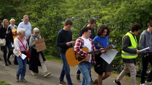 <p>Musizierend zogen die Klimaprotestler durch Malmedy.</p>