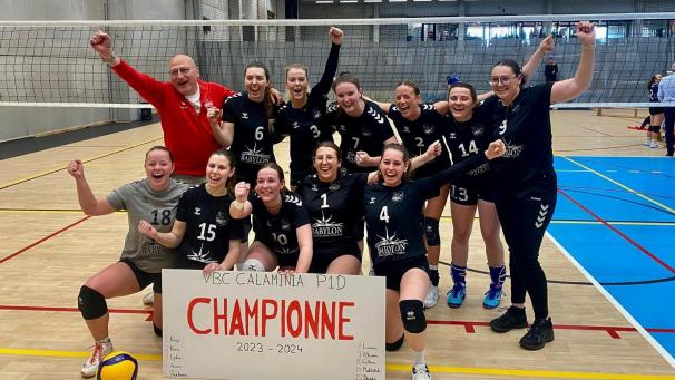 <p>So jubelt der Meister: Die Damen des VBC Calaminia steigen nach dem 3:1-Sieg in Waremme in die Promotion auf.</p>