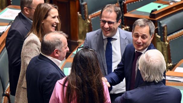 <p>Plausch im Kammerplenum. Viele Belgier fühlen sich von den Politikern in Brüssel nicht ernst genommen.</p>