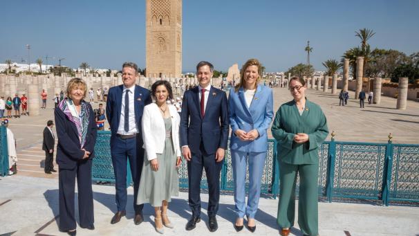 <p>Véronique Petit, Botschafterin Belgiens in Marokko, Justizminister Paul Van Tigchelt, Außenministerin Hadja Lahbib, Premier Alexander De Croo, Innenministerin Annelies Verlinden und Asyl-Staatssekretärin Nicole de Moor in Rabat</p>