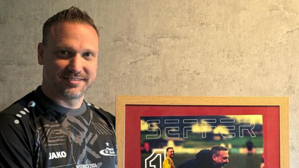 <p>Mit einem eigenen Trikot und einem besonderen Bilderrahmen beschenkte Rapid Oudler seinen Torhüter Mario Seffer.</p>