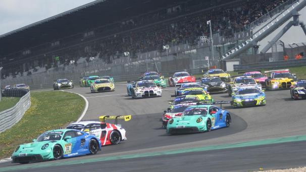 <p>Start des Qualifikationsrennens am Sonntag – Porsche fährt bereits an der Spitze.</p>