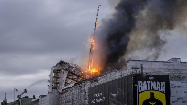 <p>Feuer und Rauch steigen aus der Alten Börse in Kopenhagen auf.</p>