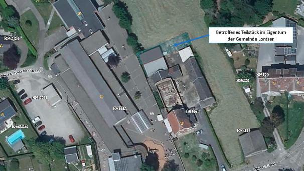 <p>Auf dem Luftbild ist der Schuppen zu sehen, der dem neuen Schulhof weichen muss.</p>