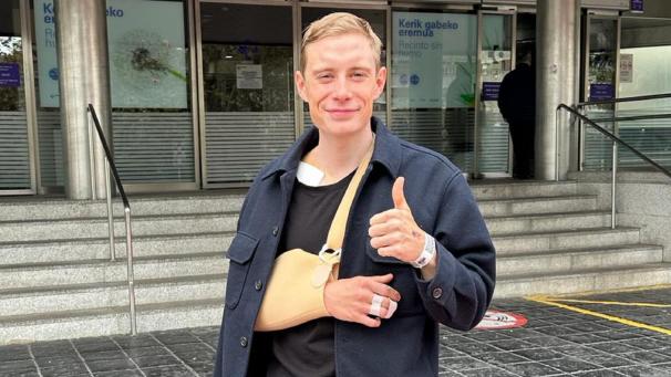 <p>Daumen hoch: Jonas Vingegaard hat das Krankenhaus verlassen.</p>