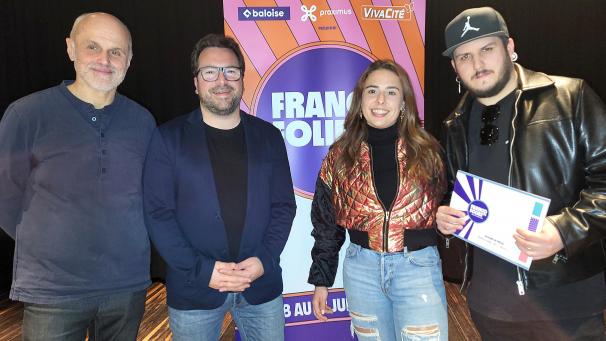<p>Präsentation der Francofolies 2024 in Brüssel: Programmdirektor Charles Gardier (l.) und Generaldirektor Yoann Frédéric (2.v.l.) zusammen mit Laura Rudewig und Romain Keller von der St.Vither Band Scars on Louise.</p>