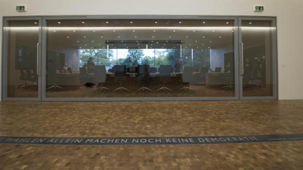 <p>„Wahlen allein machen noch keine Demokratie“ – Dieser Spruch von Barack Obama ist auf dem Boden vor dem Plenum des PDG zu lesen.</p>