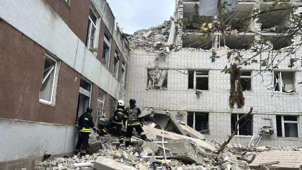 <p>Bei einem russischen Raketenangriff auf die Großstadt Tschernihiw im Norden der Ukraine sind Behördenangaben nach mehrere Menschen getötet und weitere verletzt worden.</p>