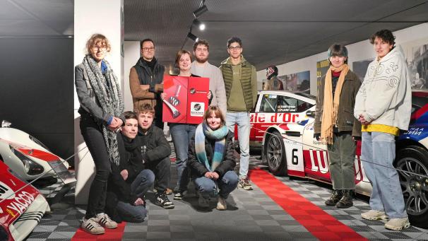 <p>Stolz präsentieren die Schüler das neue Logo.</p>