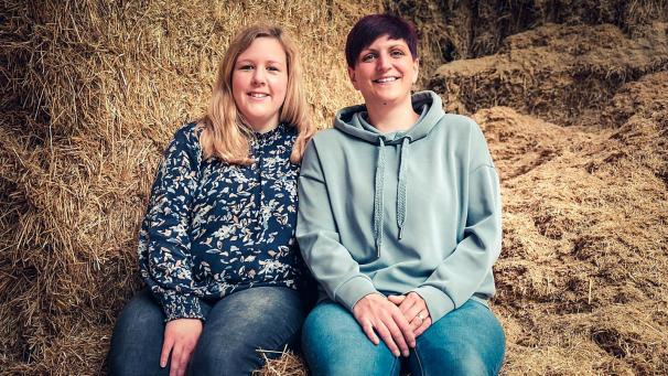 <p>Corinna Goffinet (l.) und Jessica Niessen haben den „Lernort Bauernhof“ ins Leben gerufen.</p>