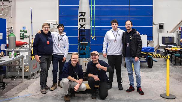 <p>Gemeinsam mit seinem Team forscht Nicolas Heyn (2.v.r.) an innovativenKühleinheiten.</p>