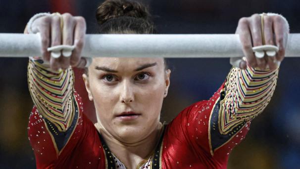 <p>Maellyse Brassart am Stufenbarren.</p>