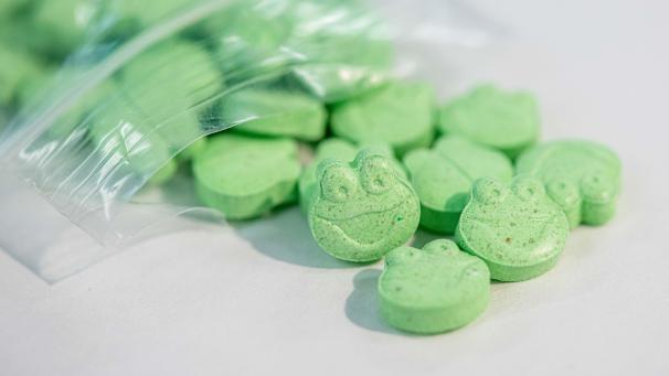 <p>Die Wirkungen von XTC-Pillen und die Gefahr von Intoxikationen hängen nicht nur von der Zusammensetzung und Dosierung der Pillen ab. Auch Konsumgewohnheiten, Körpergewicht und mögliche Vorerkrankungen des Konsumenten spielen eine Rolle.</p>