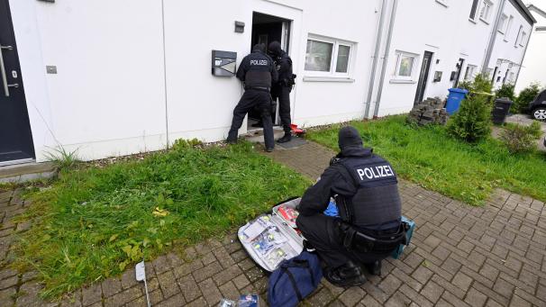 <p>Polizisten durchsuchen in der Nähe der Innenstadt von Düren Wohnungen und Häuser im Rahmen einer Razzia gegen Schleuserkriminalität.</p>