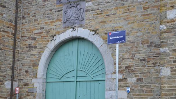 <p>Die neuen Schilder wurden nicht nur mit den aktuellen Straßennamen, sondern auch mit den plattdeutschen Bezeichnungen versehen. Dieses Schild befindet sich beispielsweise „An den Hoff“, also am „Hof Bütgenbach“.</p>