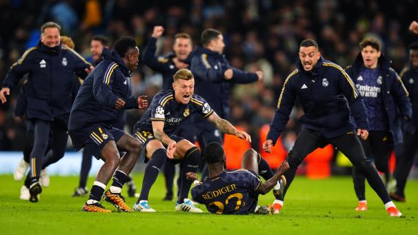 <p>Kollektiver Jubel: Der komplette Real-Tross stürzt auf Antonio Rüdiger zu, der im Stechen gegen Manchester City den entscheidenden Elfmeter in Richtung Halbfinale verwandelt hat.</p>