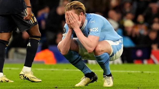 <p>Kevin De Bruyne kann es nicht fassen: In der Schlussphase vergibt der Rote Teufel das mögliche 2:1 für Manchester.</p>